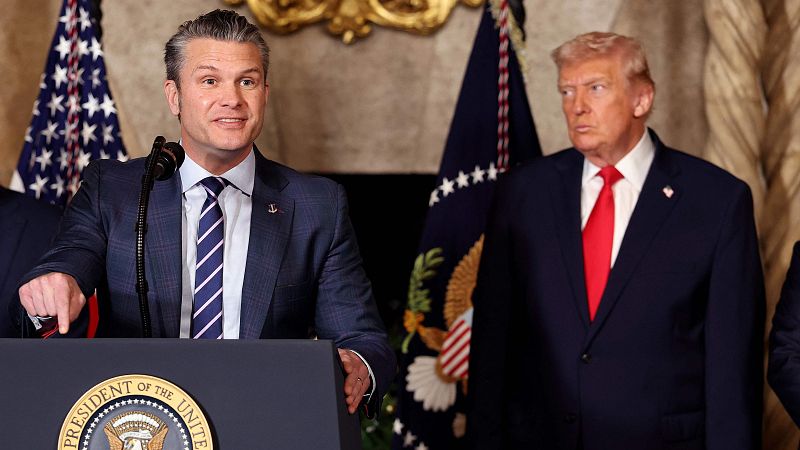 El secretario de Defensa de EE. UU., Pete Hegseth, junto al presidente Donald Trump