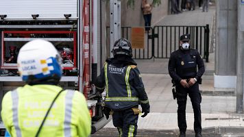 Los bomberos de Santa Cruz de Tenerife durante un incendio en una vivienda en una imagen de archivo