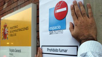 Colocaci�n de un cartel de prohibido fumar por la entrada en vigor de la ley antitabaco en 2006