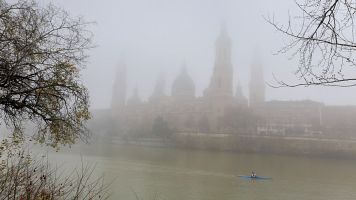 La bas�lica del Pilar de Zaragoza, tras una densa niebla