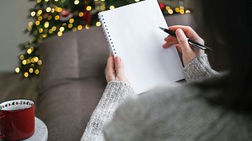 "Escribir con tu mano, papel y l�piz, ayuda mucho a reflexionar", afirma Elsa Punset.