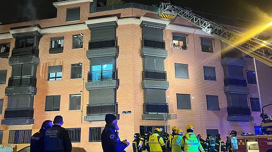 Bomberos desplegados en un incendio registrado en un edificio de viviendas en la localidad de Legan�s (Madrid)