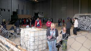 Alguns dels participants de la rave il�legal de la S�nia ballant | ACN