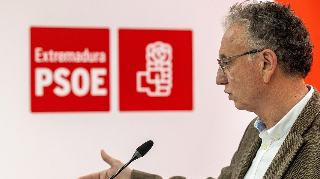 El presidente de la Junta Gestora del PSOE de Extremadura, Jos� Luis Quintana, en una rueda de prensa en M�rida