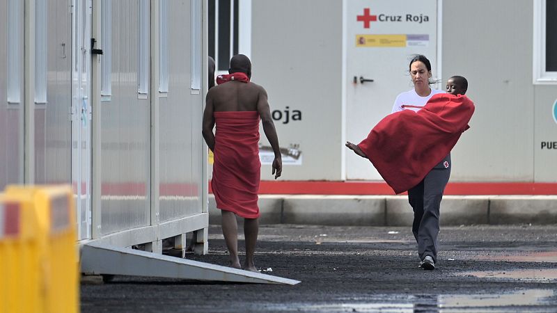 Un cayuco con 283 personas de origen subsahariano, entre ellas 28 menores, ha llegado este viernes a El Hierro