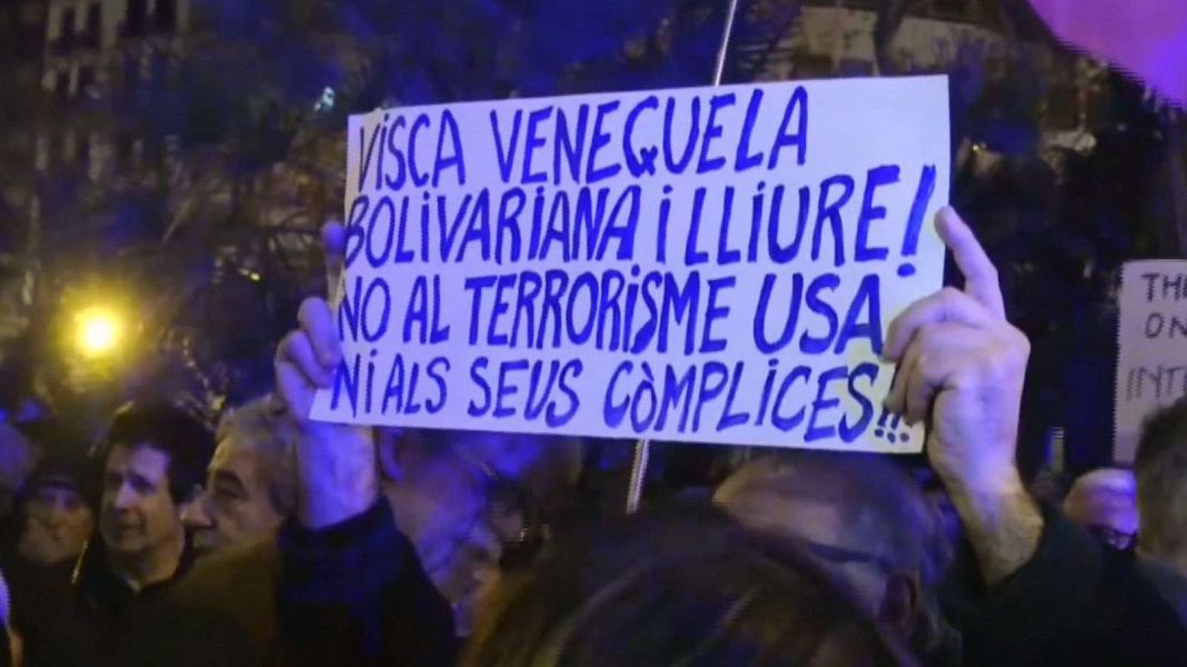 El conseller de la Presid�ncia, Albert Dalmau, at�n els mitjans de comunicaci�, acompanyat de l'alcalde d'Olot, Agust� Arb�s