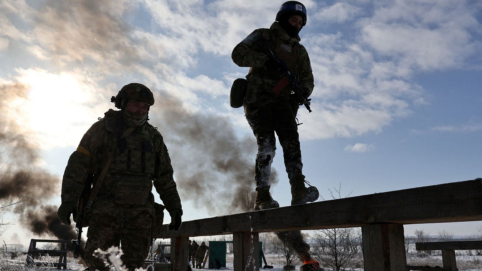 Dos soldados ucranianos realizan maniobras en la regi�n de Zaporiyia