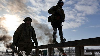 Dos soldados ucranianos realizan maniobras en la regi�n de Zaporiyia