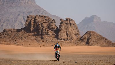 Canet cede la cabeza del Dakar en favor de Sanders y Sainz pierde tiempo en la victoria de Quintero en coches