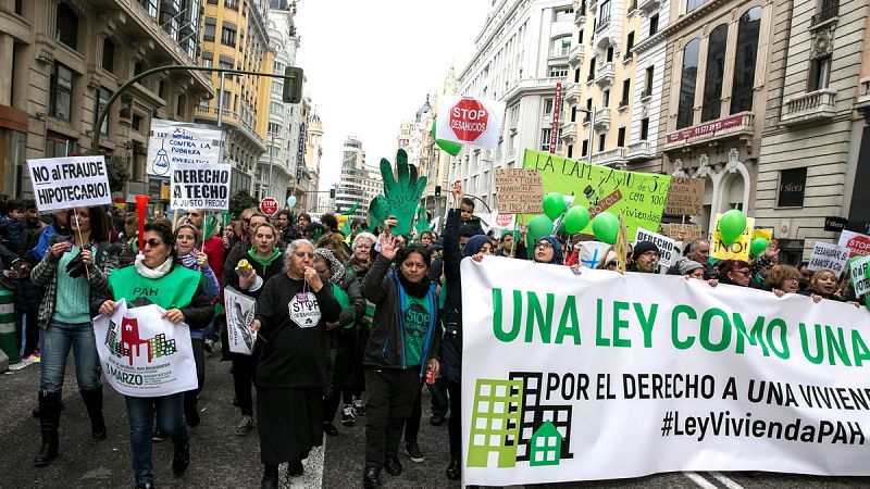 Miles de personas de la PAH se manifiestan en Madrid para pedir al Gobierno que no vete su ley de vivienda