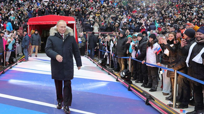 Putin se da un baño de multitudes en Moscú y promete un futuro de "brillantes victorias" si es reelegido