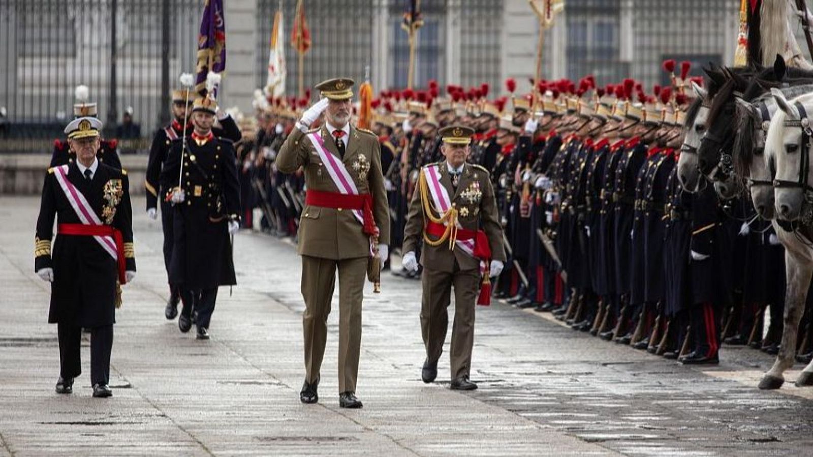 Felipe VI pasa revista durante la Pascua Militar, en el Palacio Real