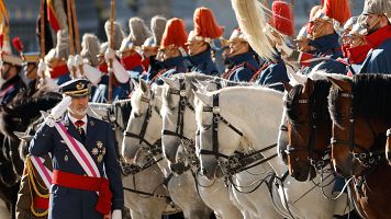 El rey Felipe VI pasa revista en la plaza de la Armer�a del Palacio Real en Madrid al inicio de la ceremonia de la Pascua Militar