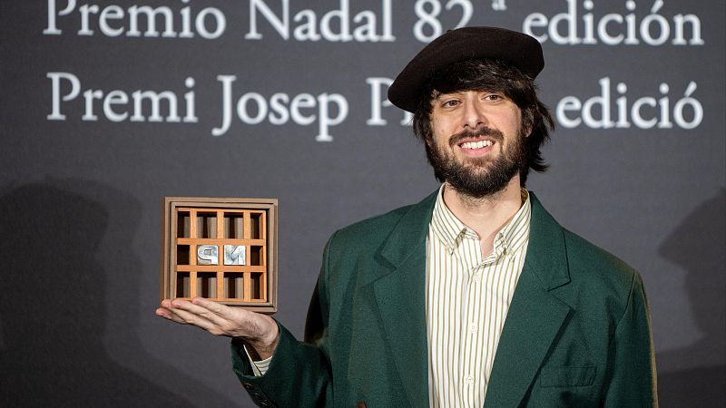 David Ucl�s gana el Premio Nadal con la novela 'La ciudad de las luces muertas'