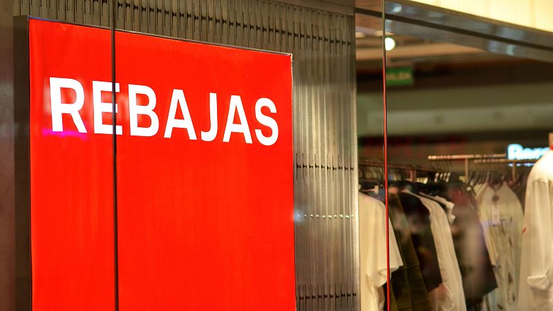 Comparar precios, desconfiar de grandes descuentos y no comprar por impulso: consejos para las rebajas de enero