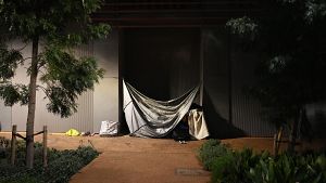 Un assentament d'una persona sense llar a Barcelona | ACN