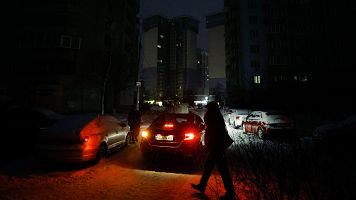 Varias personas caminan por las calles de Kiev durante un corte de energ�a el�ctrica