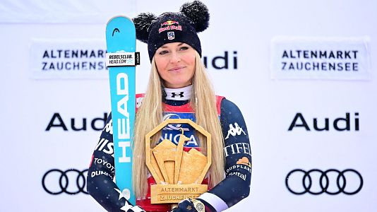 Lindsey Vonn con el trofeo como ganadora del descenso