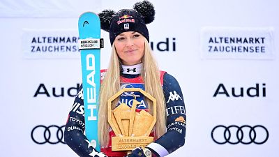 Lindsey Vonn con el trofeo como ganadora del descenso