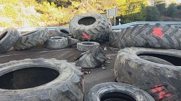 Desenes de pneum�tics de tractor obstaculitzen la circulaci� per l'AP-7 a l'altura de Pont�s, a l'Alt Empord�