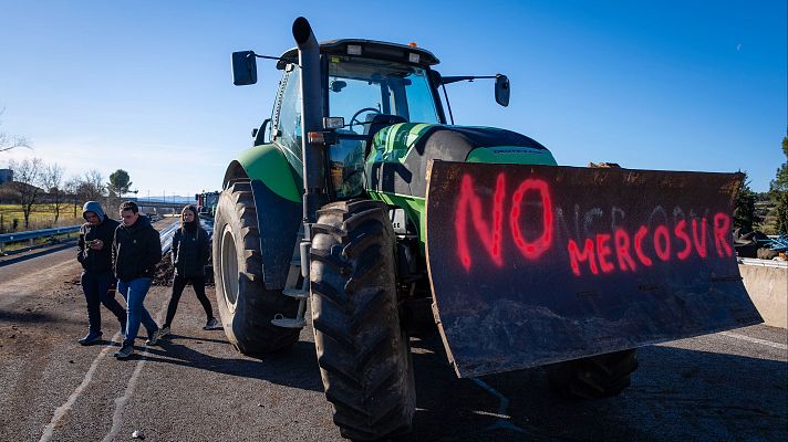 Los agricultores mantienen los cortes en v�as como la AP-7 y en el Puerto de Tarragona