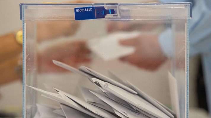 Fotograf�a de una urna con sobres de votaci�n