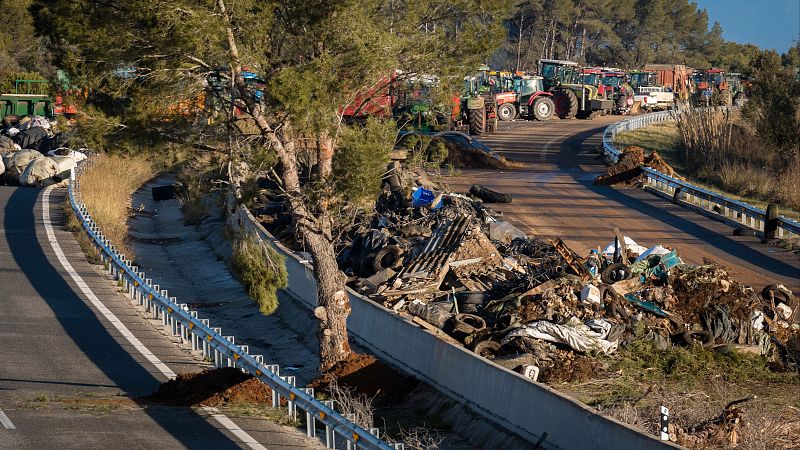 Los agricultores catalanes ponen fin a la protesta contra el acuerdo de Mercosur en la AP-7 tras reunirse con Illa