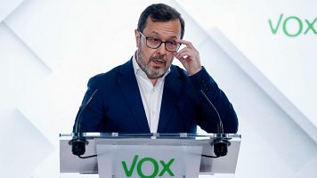 El portavoz de Vox, Jos� Antonio F�ster, durante la rueda de prensa posterior a la reuni�n del Comit� de Acci�n Pol�tica del partido.