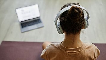 Una adolescente con cascos de cancelaci�n de ruido por la hipersensibilidad auditiva