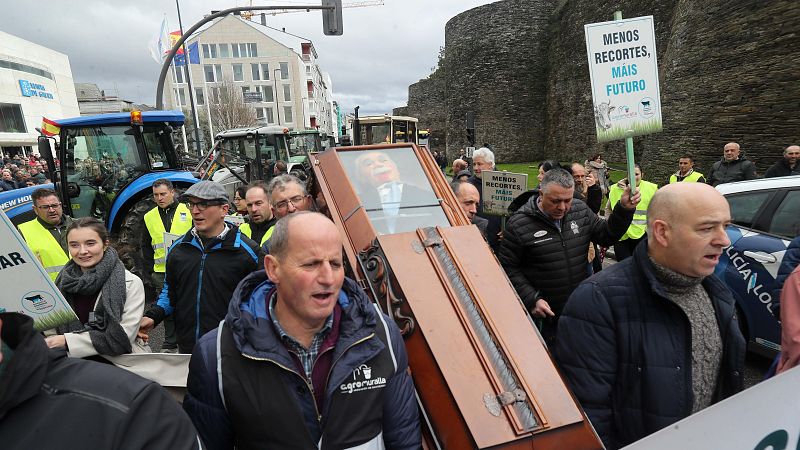 Centenares de agricultores toman las calles de Lugo con sus tractores para protestar contra el acuerdo con Mercosur