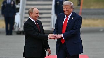 Trump y Putin se saludan a su llegada a Alaska antes de iniciar su reuni�n