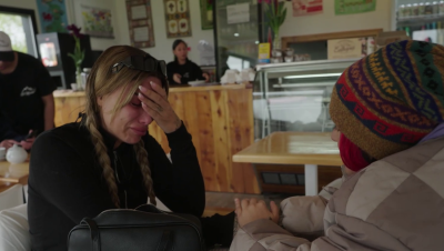 Andrea Compton consuela a su amiga Jedet