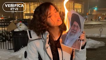 La imagen de una joven fumando con la foto de Al� Jamenei ardiendo en Canad�, s�mbolo de las protestas en Ir�n