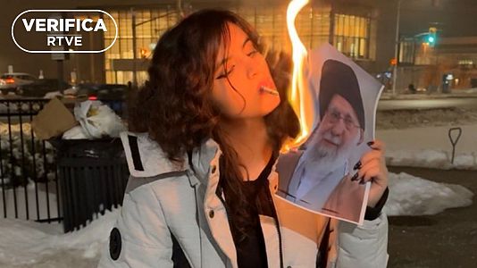 La imagen de una joven fumando con la foto de Al� Jamenei ardiendo en Canad�, s�mbolo de las protestas en Ir�n
