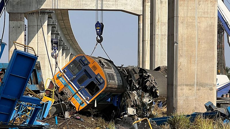 Mueren al menos 25 personas en Tailandia al caer una gr�a de construcci�n sobre un tren de pasajeros