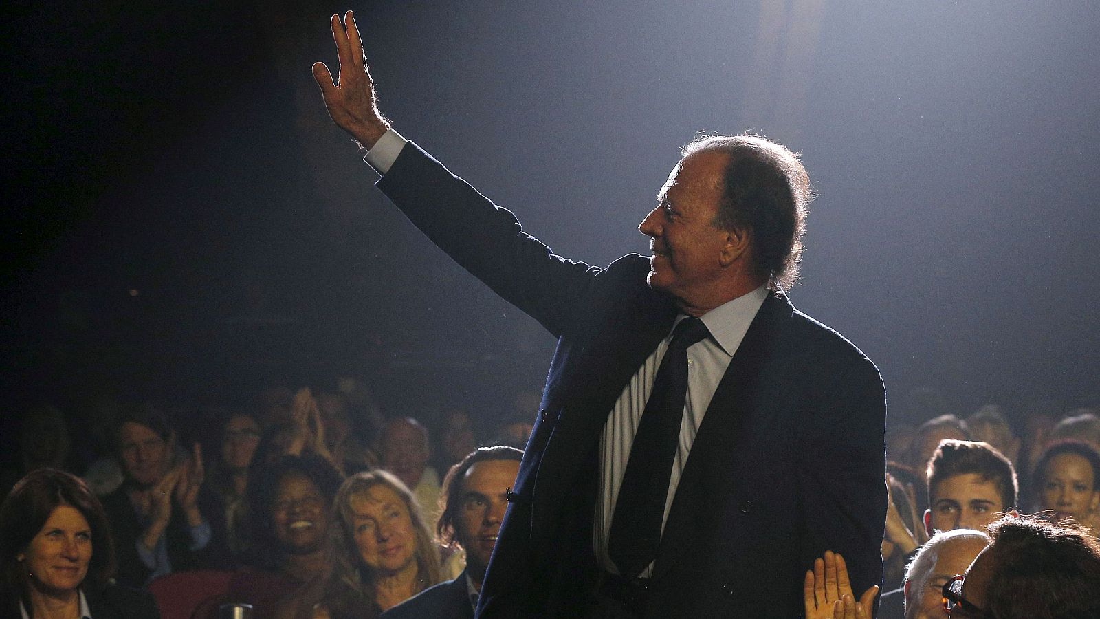 La Fiscalía tomará declaración a las denunciantes de Julio Iglesias - La tarde en 24h | Ver