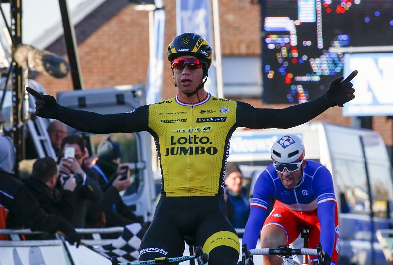 Groenewegen se muestra poderoso al sprint y Demare sigue líder