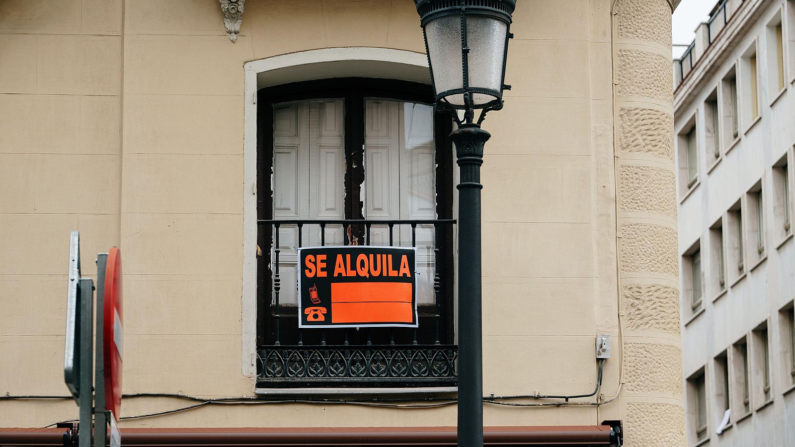 Consumo investiga los anuncios de pisos en zonas tensionadas con precios de alquiler por encima de la ley