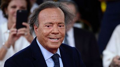 Julio Iglesias niega "con profundo pesar" las acusaciones de abusos sexuales y maltrato a dos exempleadas