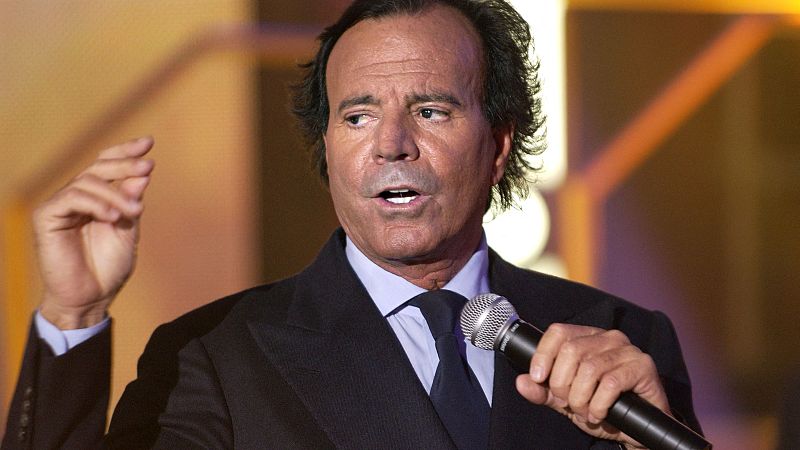 Julio Iglesias niega "con profundo pesar" las acusaciones de abusos sexuales y maltrato a dos exempleadas