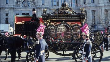 El f�retro con los restos de Tierno Galv�n en la carroza f�nebre frente al actual Ayuntamiento de Madrid