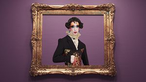 La 'drag' Hug�ceo Crujiente repasa en el Thyssen la historia del arte y de la moda con cambios de vestuario incluidos.