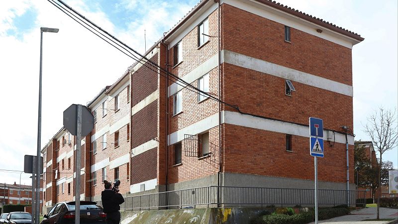 Edificio donde una mujer se ha precipitado desde un tercer piso en el barrio de San Isidro de Benavente (Zamora)