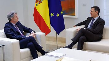 El presidente del Gobierno, Pedro S�nchez con el l�der del PP, Alberto N��ez Feij�o en el Palacio de la Moncloa