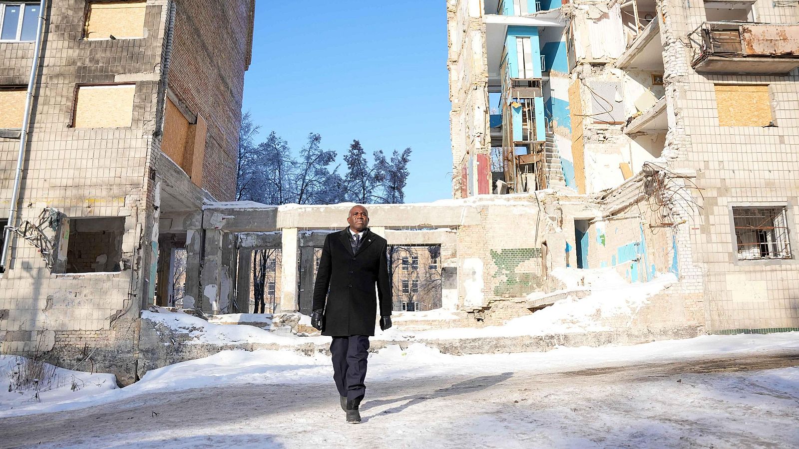 El viceprimer ministro brit�nico David Lammy camina por las calles de Kiev