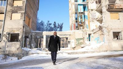 El viceprimer ministro brit�nico David Lammy camina por las calles de Kiev