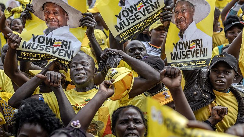 El presidente Museveni gana las elecciones en Uganda y el l�der opositor huye de una redada donde detienen a su familia