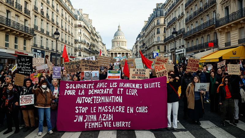 Miles de personas denuncian en Par�s la sangrienta represi�n de las protestas en Ir�n y piden un cambio de r�gimen