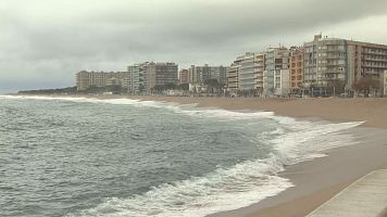 Fortes ventades i mar picada a la platja de Blanes