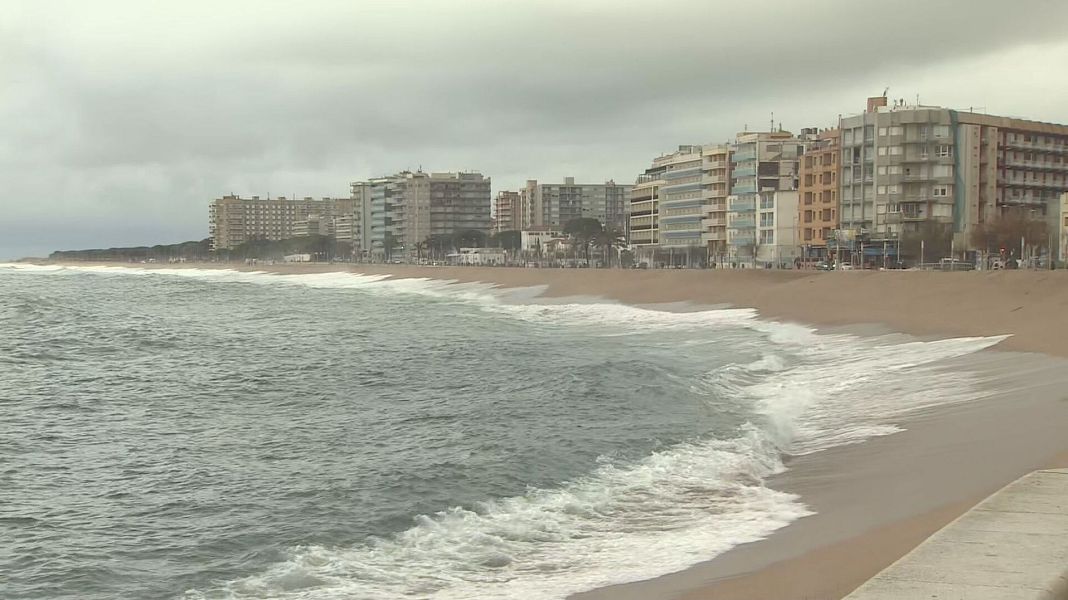 Fortes ventades i mar picada a la platja de Blanes